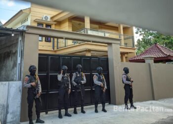 Tim KPK melakukan penggeledahan di rumah milik pengusaha asal Pacitan, Citra Margaretha, di Desa Bangunsari, terkait penyidikan kasus dugaan korupsi di Kabupaten Ponorogo. (Foto: Sunardi/Beritapacitan.com).
