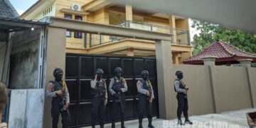 Tim KPK melakukan penggeledahan di rumah milik pengusaha asal Pacitan, Citra Margaretha, di Desa Bangunsari, terkait penyidikan kasus dugaan korupsi di Kabupaten Ponorogo. (Foto: Sunardi/Beritapacitan.com).