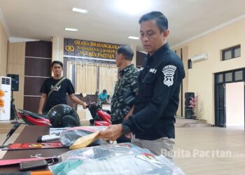 Polres Pacitan menunjukkan sejumlah barang bukti dalam konferensi pers pengungkapan kasus penyiraman cairan kimia terhadap pedagang tempe di Kecamatan Ngadirojo. (Foto : Sunardi Beritapacitan.com).