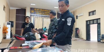 Polres Pacitan menunjukkan sejumlah barang bukti dalam konferensi pers pengungkapan kasus penyiraman cairan kimia terhadap pedagang tempe di Kecamatan Ngadirojo. (Foto : Sunardi Beritapacitan.com).