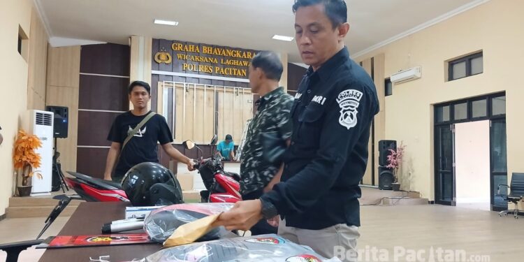 Polres Pacitan menunjukkan sejumlah barang bukti dalam konferensi pers pengungkapan kasus penyiraman cairan kimia terhadap pedagang tempe di Kecamatan Ngadirojo. (Foto : Sunardi Beritapacitan.com).
