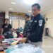 Polres Pacitan menunjukkan sejumlah barang bukti dalam konferensi pers pengungkapan kasus penyiraman cairan kimia terhadap pedagang tempe di Kecamatan Ngadirojo. (Foto : Sunardi Beritapacitan.com).