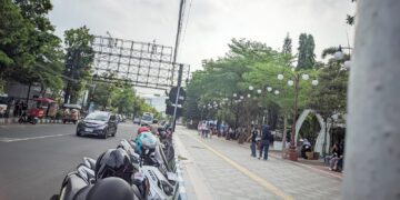 Kondisi PKL di Jalan Ahmad Yani Pacitan mulai tertib setelah Satpol PP melakukan pendekatan dialogis dan penataan kawasan. (Foto: Al Ahmadi/Berita Pacitan)