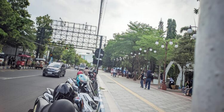 Kondisi PKL di Jalan Ahmad Yani Pacitan mulai tertib setelah Satpol PP melakukan pendekatan dialogis dan penataan kawasan. (Foto: Al Ahmadi/Berita Pacitan)
