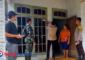 Rumah warga penerima bantuan sosial di Pacitan yang mulai dipasangi stiker penanda program bansos oleh pemerintah desa dan pendamping PKH. (Foto: Sunardi/Berita Pacitan)