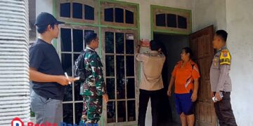 Rumah warga penerima bantuan sosial di Pacitan yang mulai dipasangi stiker penanda program bansos oleh pemerintah desa dan pendamping PKH. (Foto: Sunardi/Berita Pacitan)