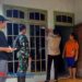 Rumah warga penerima bantuan sosial di Pacitan yang mulai dipasangi stiker penanda program bansos oleh pemerintah desa dan pendamping PKH. (Foto: Sunardi/Berita Pacitan)
