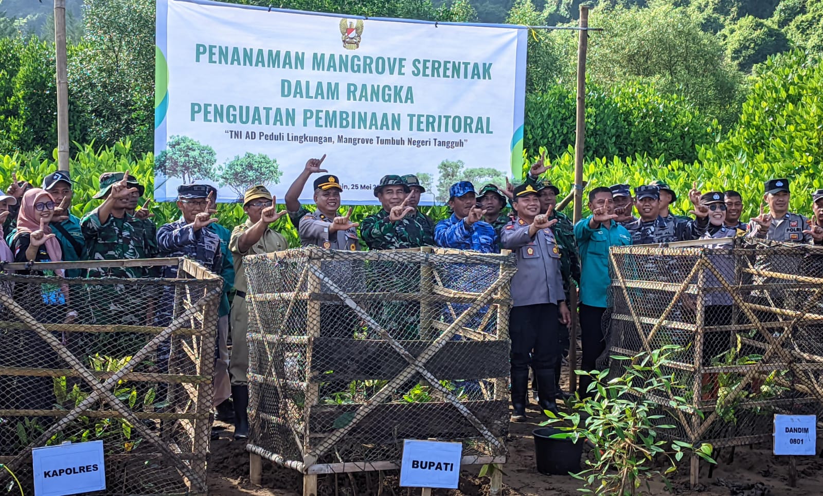 Personel TNI, Polri dan masyarakat berfoto bersama usau melakukan penanaman mangrove di kawasan pesisir Watumejo, Desa Kembang, Kecamatan Pacitan, Senin, 25 Mei 2026.