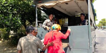 Petugas Satpol PP Kabupaten Pacitan saat melakukan patroli penertiban gelandangan dan pengemis di kawasan lampu merah di Pacitan, Rabu, 20 Mei 2026. (Foto: Al Ahmadi/Berita Pacitan)