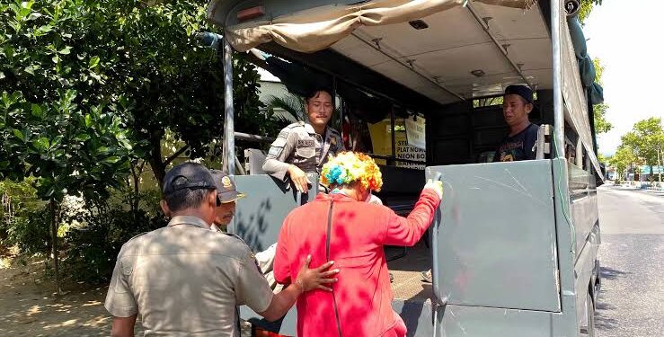 Petugas Satpol PP Kabupaten Pacitan saat melakukan patroli penertiban gelandangan dan pengemis di kawasan lampu merah di Pacitan, Rabu, 20 Mei 2026. (Foto: Al Ahmadi/Berita Pacitan)