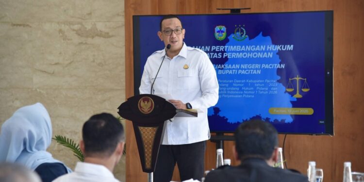 Kajari Pacitan Serahkan Legal Opinion untuk Penyesuaian Perda