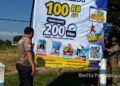 Petugas Satpol PP Kabupaten Pacitan menertibkan spanduk dan banner yang melanggar ketentuan penyelenggaraan reklame di sejumlah ruas jalan di wilayah Kota Pacitan, Jumat (5/6/2026). (Foto: Satpol PP for Berita Pacitan).