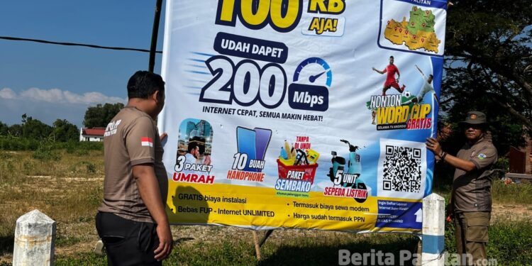Petugas Satpol PP Kabupaten Pacitan menertibkan spanduk dan banner yang melanggar ketentuan penyelenggaraan reklame di sejumlah ruas jalan di wilayah Kota Pacitan, Jumat (5/6/2026). (Foto: Satpol PP for Berita Pacitan).