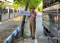 Satpol PP Pacitan Imbau Pelaku Usaha Taat Aturan Pemasangan Baliho dan Spanduk. (Foto: Sunardi Beritapacitan.com).