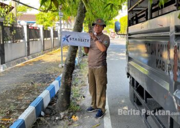 Satpol PP Pacitan Imbau Pelaku Usaha Taat Aturan Pemasangan Baliho dan Spanduk. (Foto: Sunardi Beritapacitan.com).