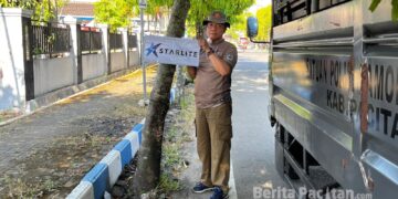 Satpol PP Pacitan Imbau Pelaku Usaha Taat Aturan Pemasangan Baliho dan Spanduk. (Foto: Sunardi Beritapacitan.com).