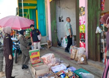 Petugas gabungan dari Satpol PP, Bea Cukai, Kejaksaan, dan Kepolisian melakukan pemeriksaan di sejumlah toko dan kios di Kecamatan Bandar, Pacitan, dalam operasi pemberantasan rokok ilegal, Rabu (10/6/2026).