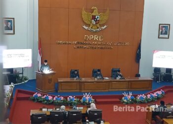 Rapat yang berlangsung di Gedung DPRD Kabupaten Pacitan itu diawali dengan penyampaian laporan hasil Panitia Khusus (Pansus) dan pendapat fraksi-fraksi DPRD. (Foto: Sunardi/Beritapacitan.com).