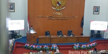Rapat yang berlangsung di Gedung DPRD Kabupaten Pacitan itu diawali dengan penyampaian laporan hasil Panitia Khusus (Pansus) dan pendapat fraksi-fraksi DPRD. (Foto: Sunardi/Beritapacitan.com).
