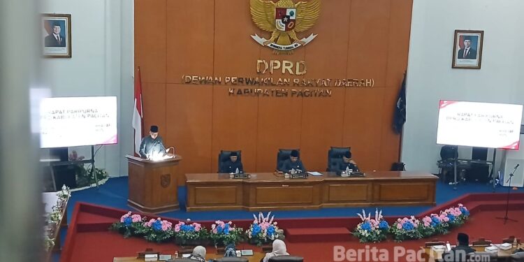 Rapat yang berlangsung di Gedung DPRD Kabupaten Pacitan itu diawali dengan penyampaian laporan hasil Panitia Khusus (Pansus) dan pendapat fraksi-fraksi DPRD. (Foto: Sunardi/Beritapacitan.com).