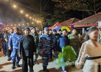 Sekda Pacitan Heru Wiwoho mengikuti Mlaku Suran dalam rangka peringatan Malam 1 Suro 2026. (Foto: Sunardi / Berita Pacitan).