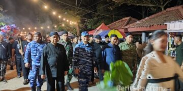 Sekda Pacitan Heru Wiwoho mengikuti Mlaku Suran dalam rangka peringatan Malam 1 Suro 2026. (Foto: Sunardi / Berita Pacitan).
