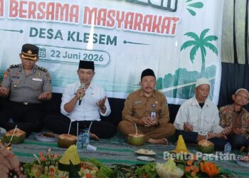 Tokoh masyarakat, unsur Forkopimcam, serta perwakilan nelayan mengikuti rangkaian Tasyakuran Nelayan Pantai Kali Uluh dan peringatan 1 Muharam 1448 Hijriah. (Foto: Sunardi/Beritapacitan.com).