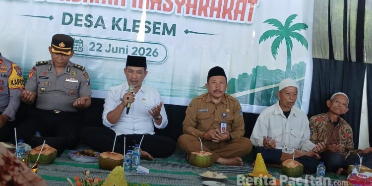 Tokoh masyarakat, unsur Forkopimcam, serta perwakilan nelayan mengikuti rangkaian Tasyakuran Nelayan Pantai Kali Uluh dan peringatan 1 Muharam 1448 Hijriah. (Foto: Sunardi/Beritapacitan.com).