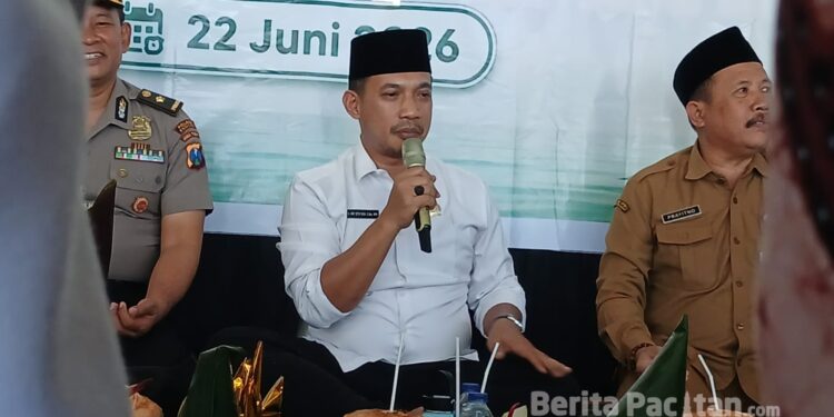 Ketua DPRD Kabupaten Pacitan, Arif Setia Budi, menghadiri Tasyakuran Nelayan Pantai Kali Uluh yang dirangkai dengan peringatan 1 Muharam 1448 Hijriah di Desa Klesem, Senin, 22 Juni 2026.(Foto: Sunardi/Beritapacitan.com).