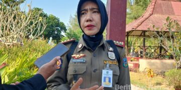 Sekretaris Satpol PP Kabupaten Pacitan, Novia Wardhani, SH., M.Si, memberikan keterangan kepada awak media usai mengikuti talk show sosialisasi pemberantasan peredaran rokok ilegal. ( Foto: Sunardi/Berita Pacitan).