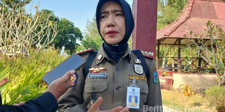 Sekretaris Satpol PP Kabupaten Pacitan, Novia Wardhani, SH., M.Si, memberikan keterangan kepada awak media usai mengikuti talk show sosialisasi pemberantasan peredaran rokok ilegal. ( Foto: Sunardi/Berita Pacitan).